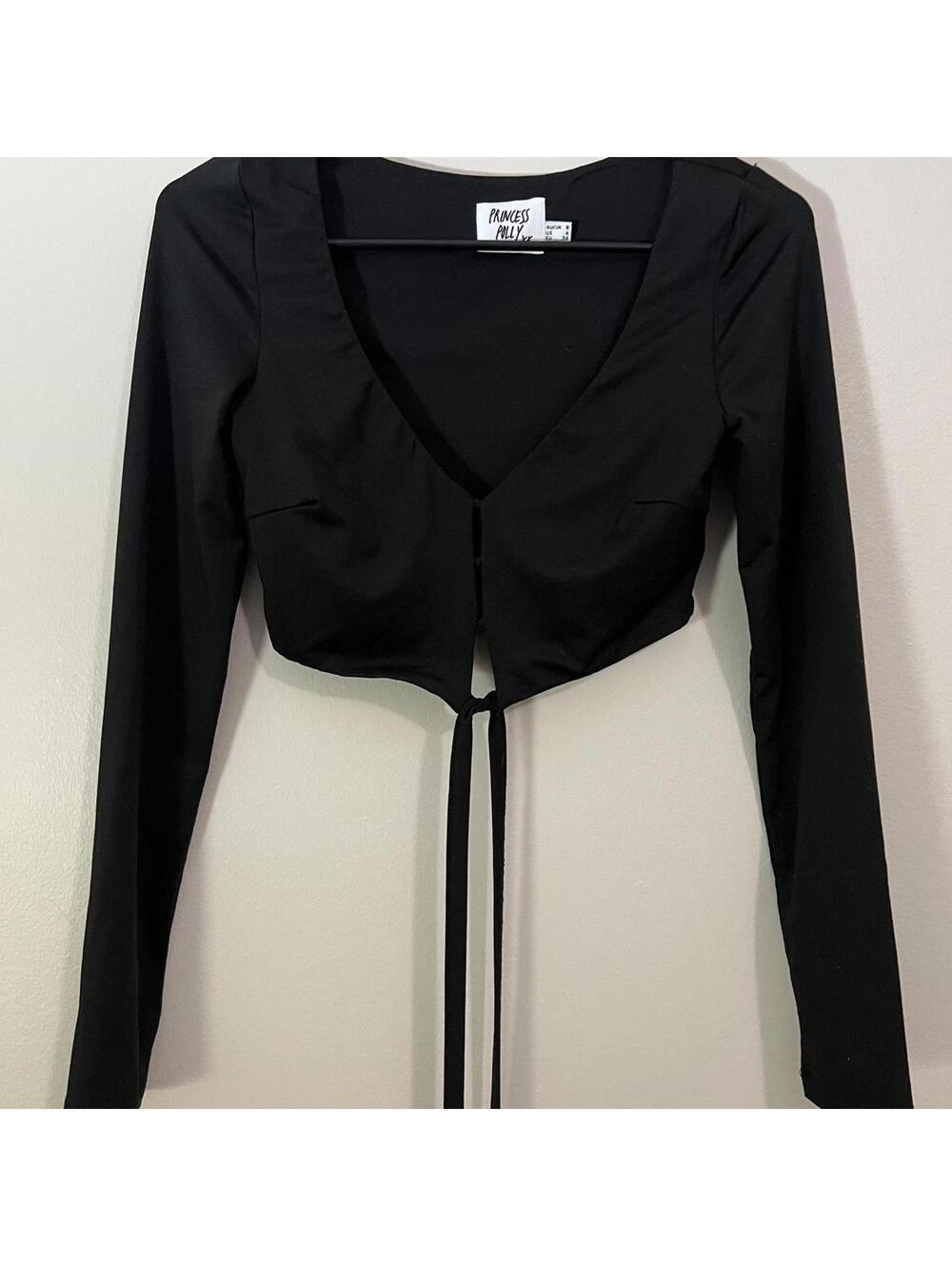 Black long-sleeved crop top with tie and adjustable bottom